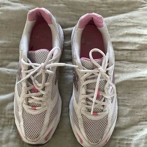 Women’s size 8 NB white and pink trim athletic shoes